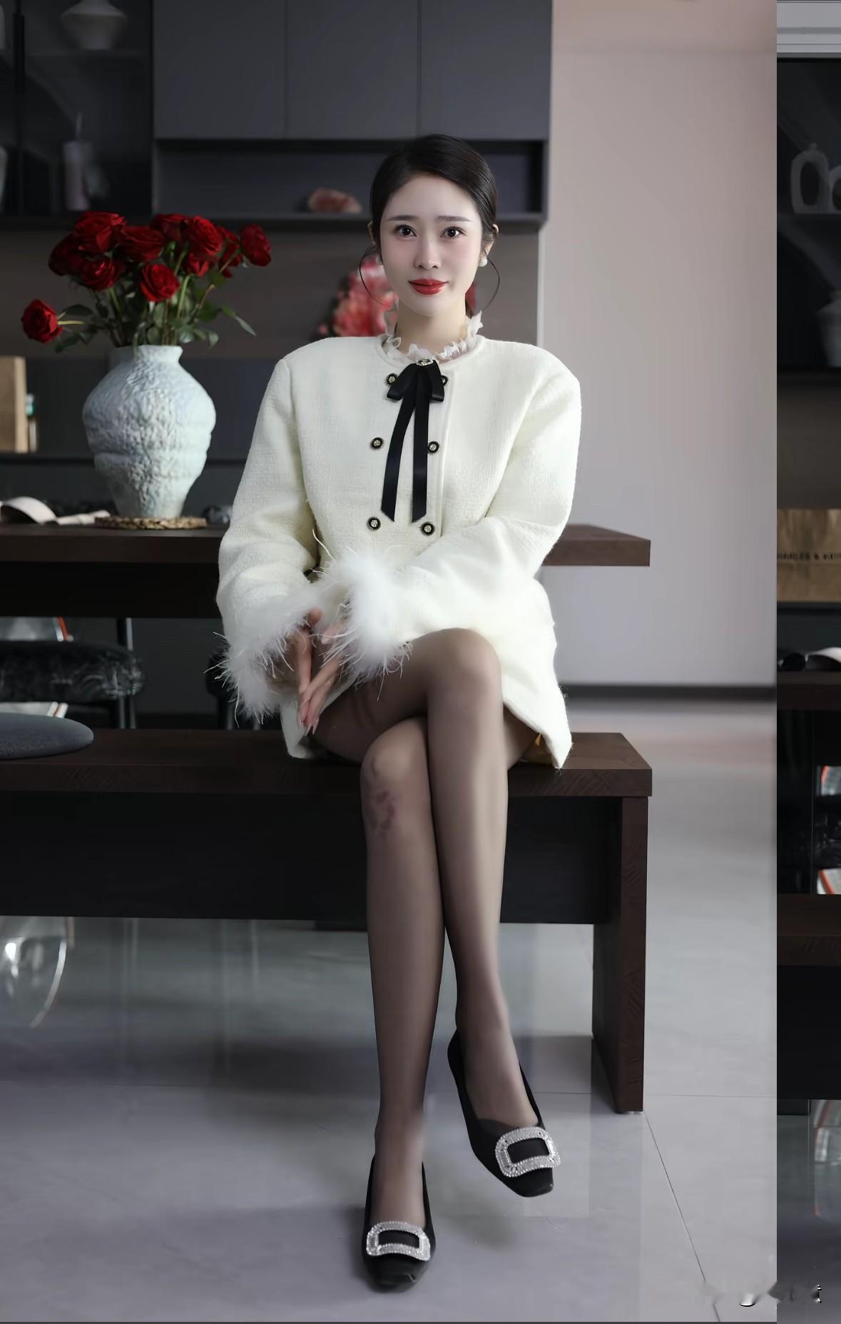 优雅白衣少女，静坐花前，尽显温婉气质。