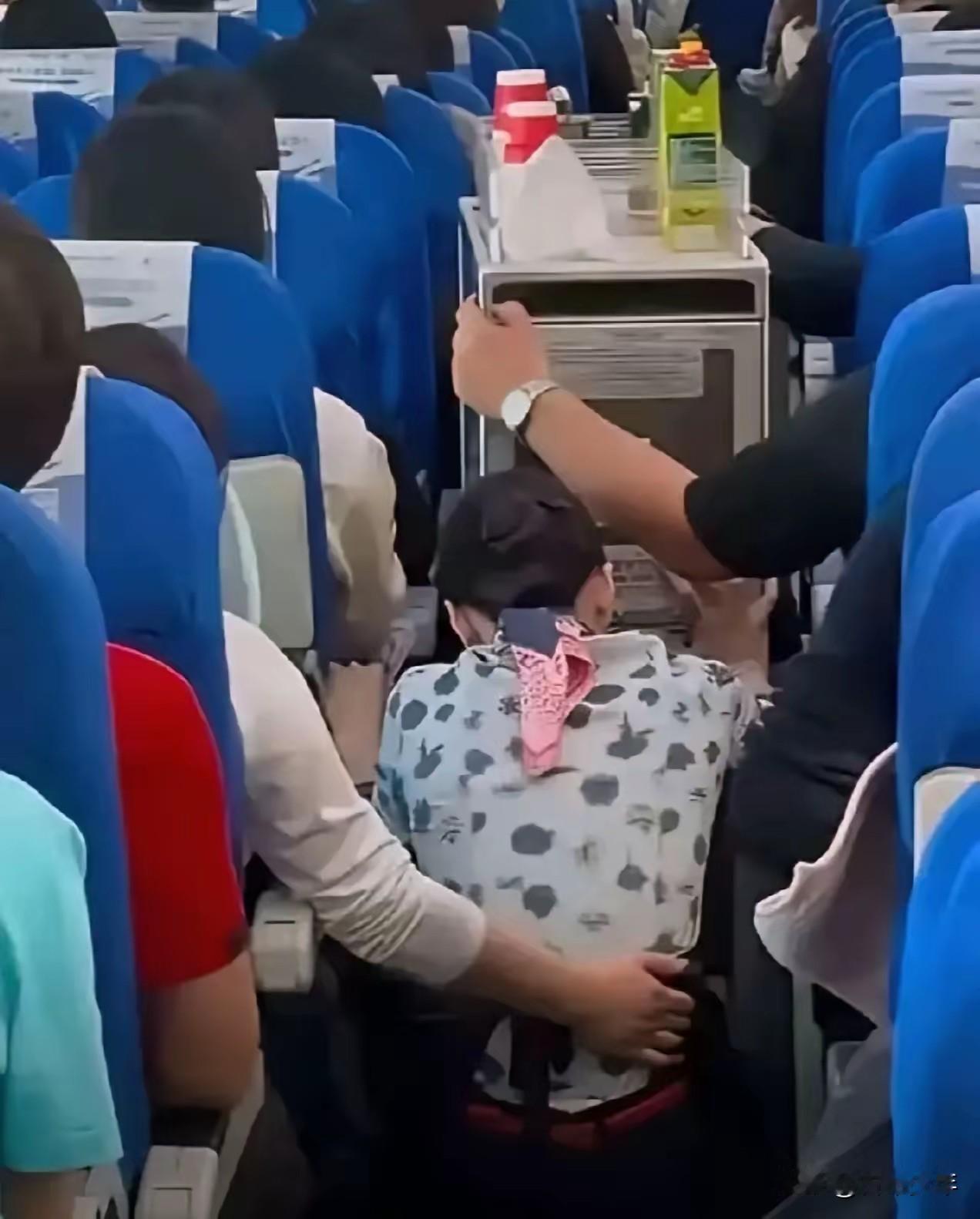 老夫为蛮横的乘客说一句公道话——东航乘客与空姐下跪这件事，近日在网上闹得沸