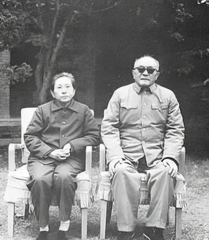 1952年，黄克诚的岳父贩卖鸦片，被判死刑，行刑前，黄克诚找到了负责此案的干部，