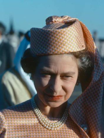 一个失败的母亲，伊丽莎白二世用工作繁忙来掩盖她不爱孩子的事实，这是刻在血脉里的凉