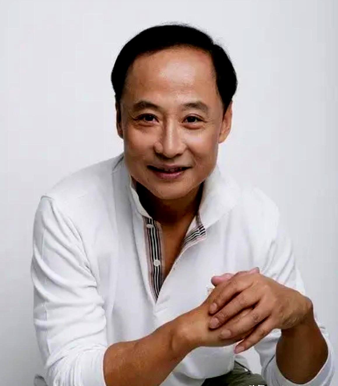 男的叫周野芒，一点也不野，锋芒也不太锐利，不外露。他和奚美娟老师离婚这么