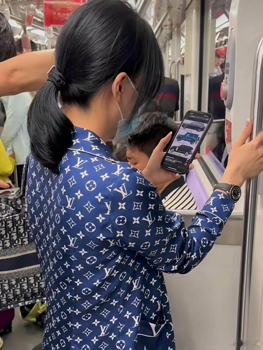 穿成这样子满身驴牌居然还坐地铁？