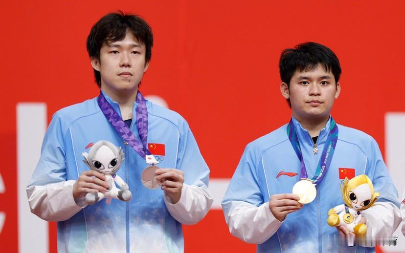 亚运会乒乓球，中日男队最终奖牌如下1、中国队男单冠军——林诗栋男单亚军—