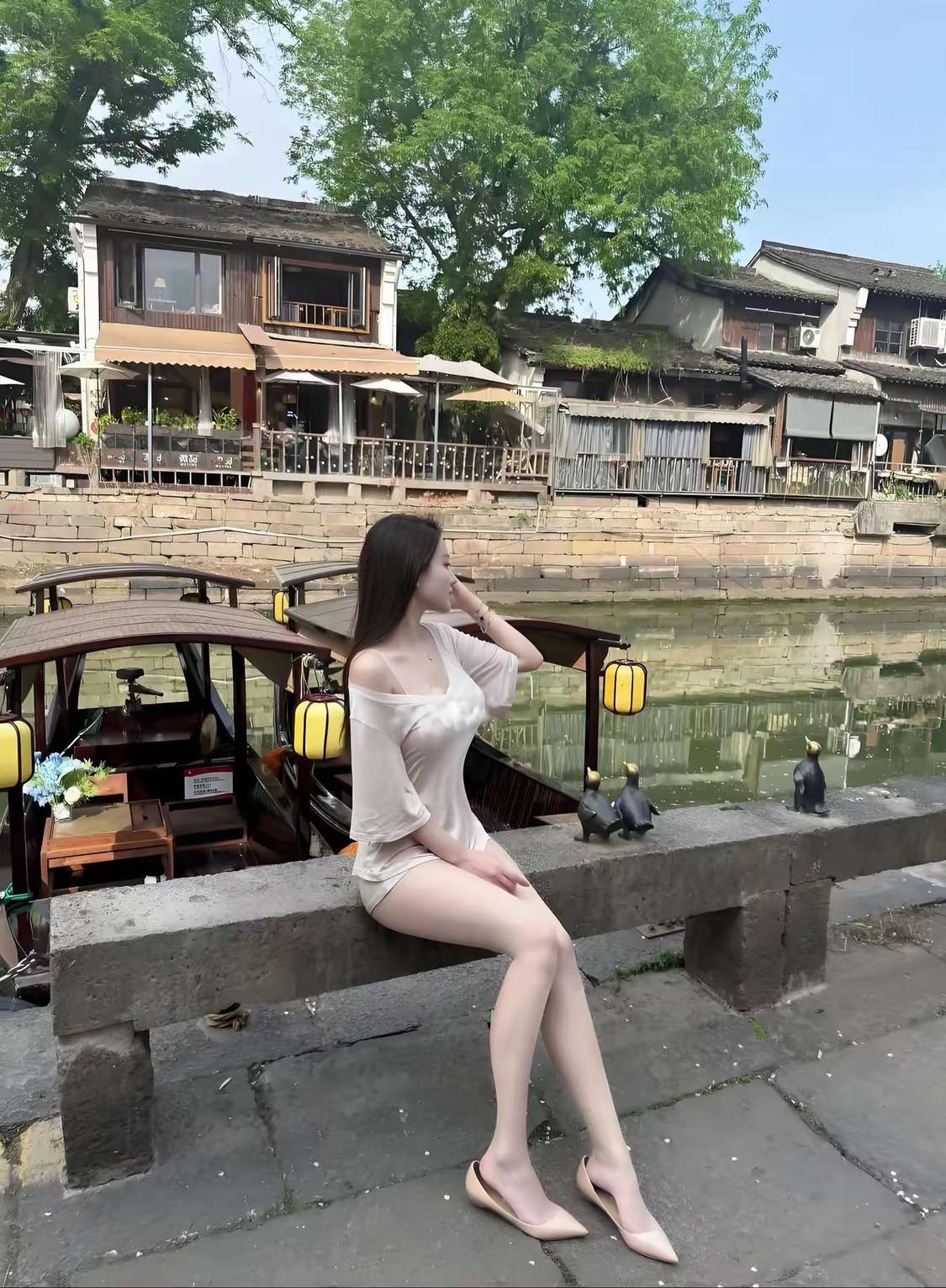 带嫂子出来玩，拍照时发现凳子上的三只鸟是假的吧！