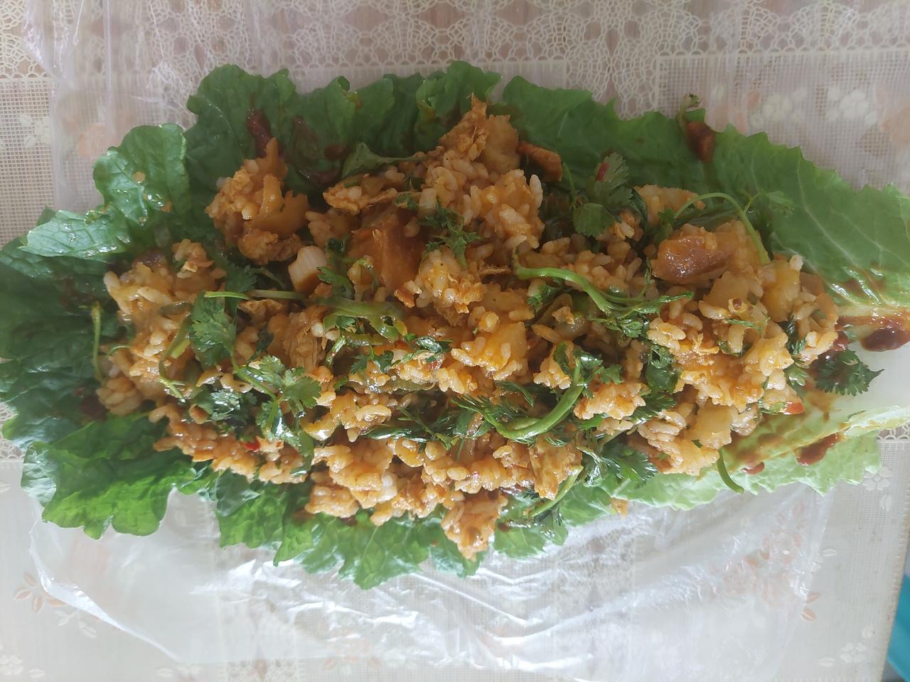 东北简易饭包来了。上次有友友问：饭包是啥？统一回答：大白菜叶包上米饭各类