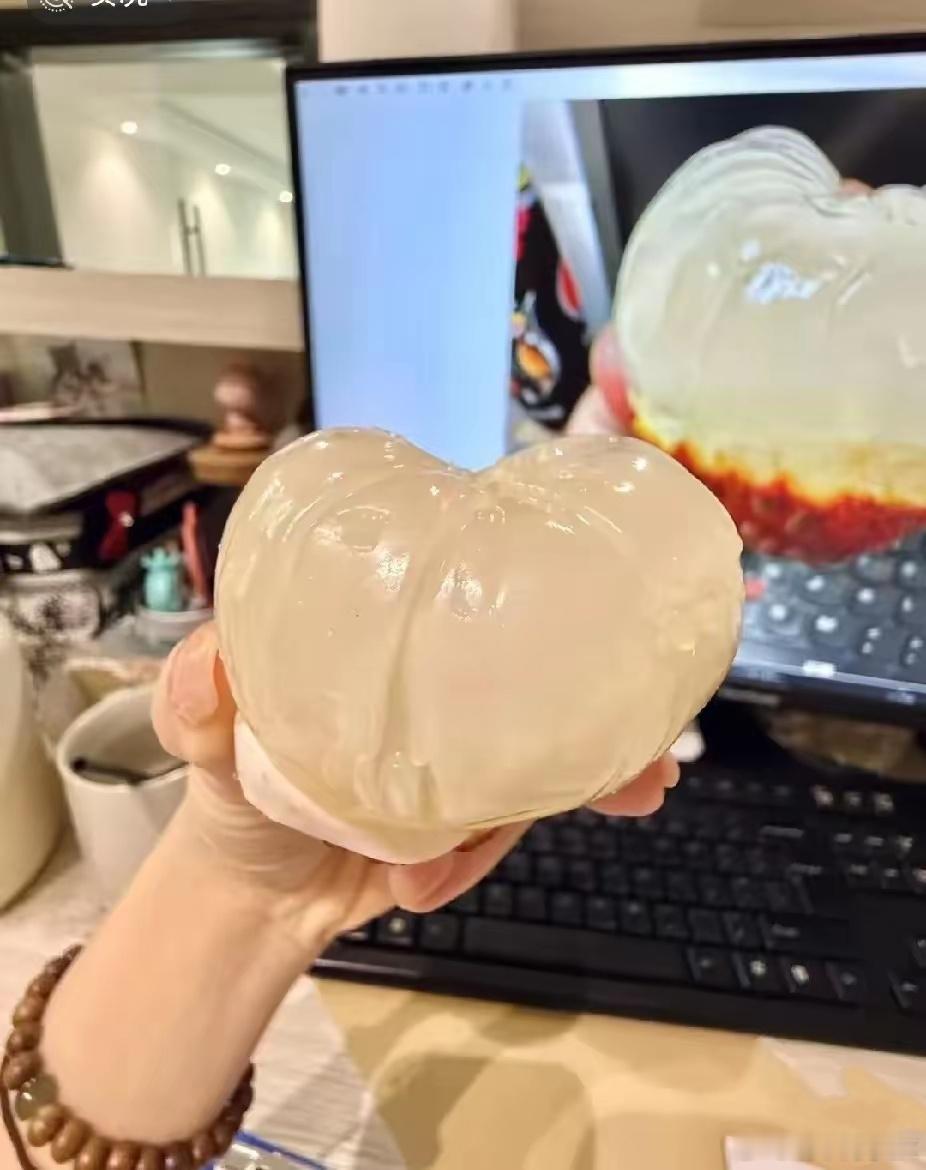 荔枝王个头比普通荔枝大一圈，但果肉寡淡得跟喝白开水似的，一点甜味都没有，口感还木