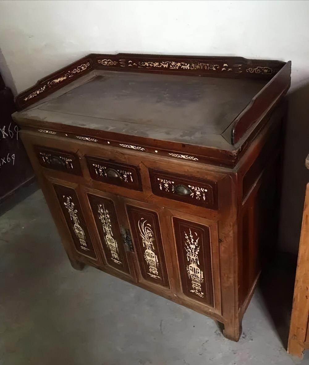 2000年，败家丈夫花8万块买一张桌子，激动得三天吃不进饭睡不好觉。妻子一气之下