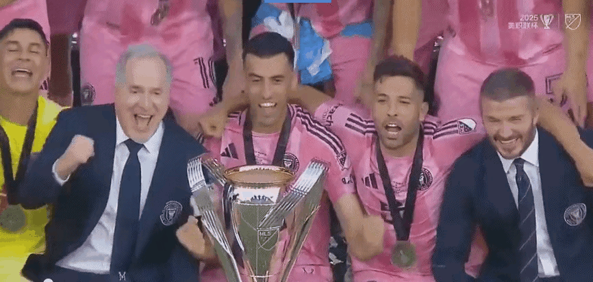 梅西的情商真是高啊！今晨在迈阿密国际夺冠庆祝时，梅西把最中心的C位让给即将退役的