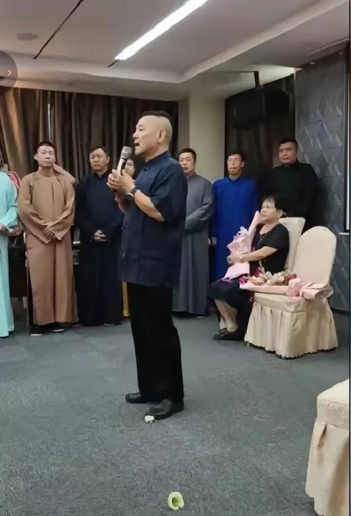 杨进明收徒，高峰和栾云平都到场见证，也讲了话送上祝福现场布置得挺有仪式感，背