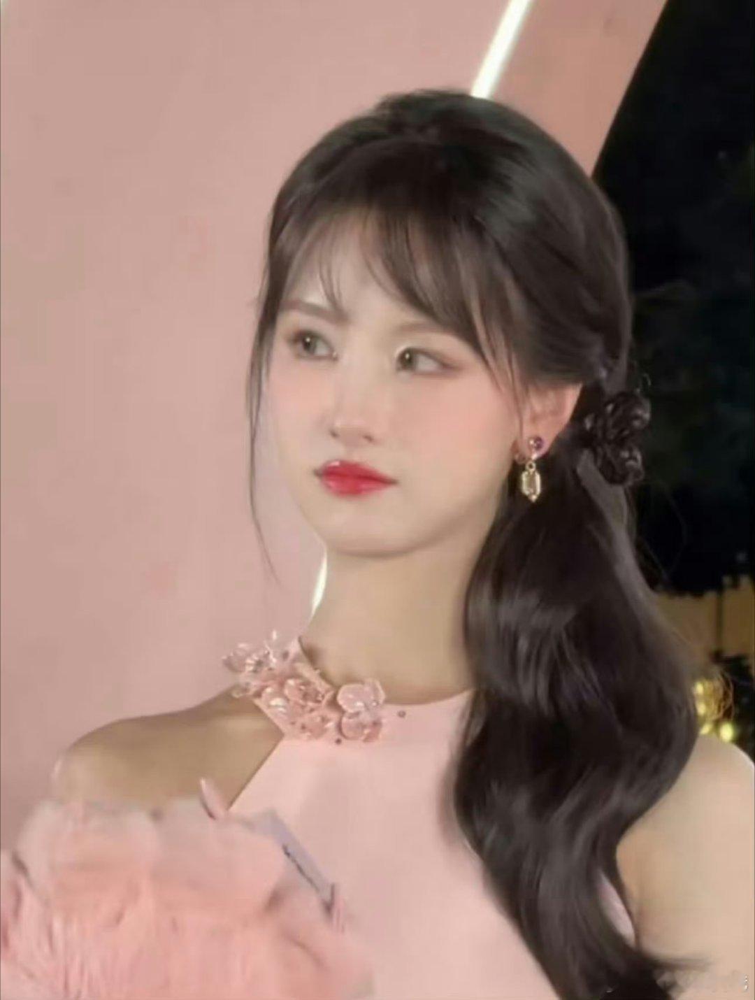 陈都灵完全就是水蜜桃小兔子🐰侧马尾好好看啊啊造型师加鸡腿🍗​​​