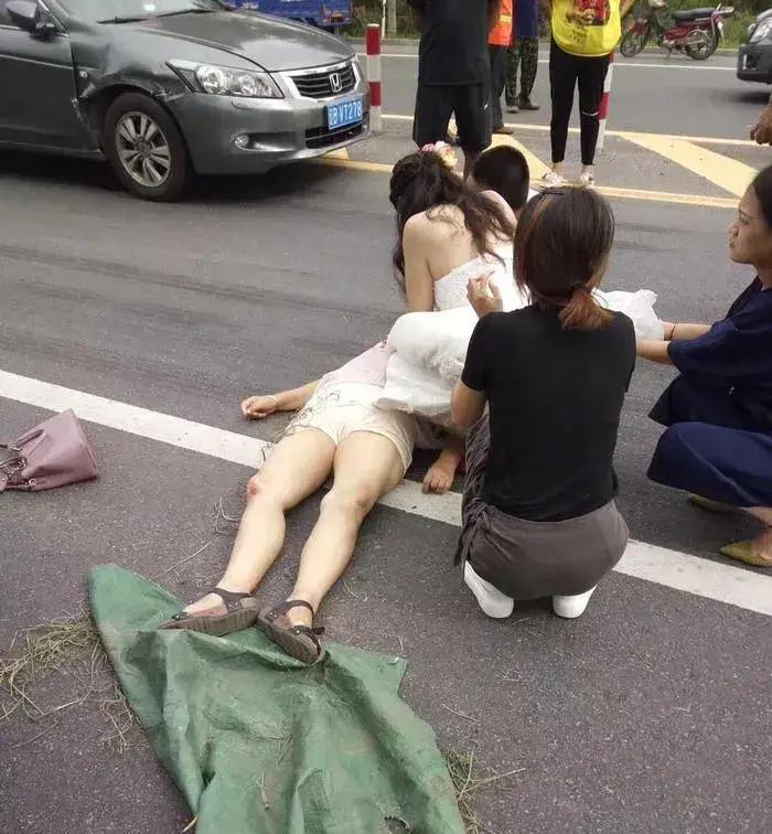 辽宁庄河，一22岁女子给朋友当伴娘，不料，回来时坐新郎家安排的车辆，走到半路，和