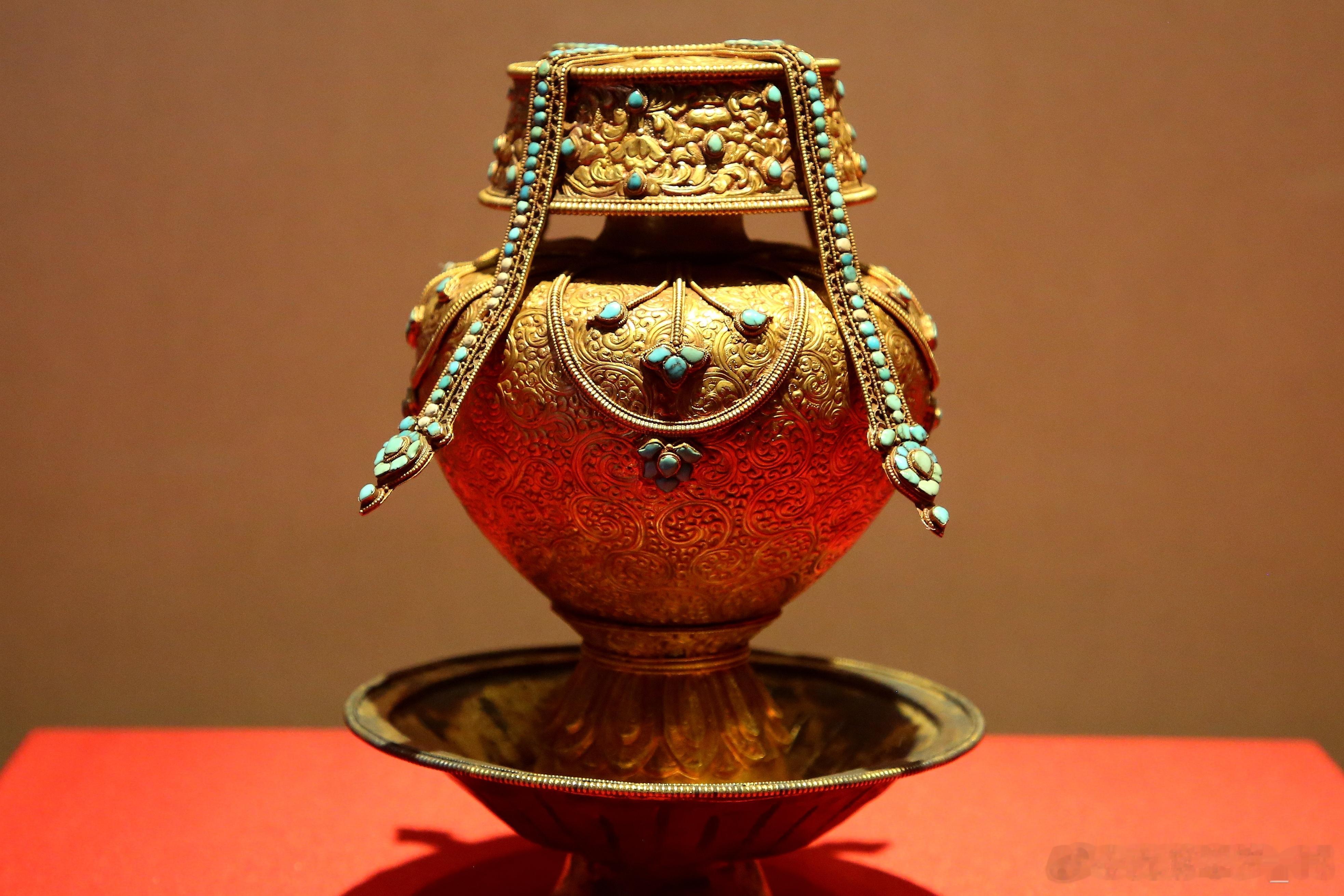 金嵌松石佛瓶清（公元1644-1911年）故宫博物院藏黄金为胎，镶嵌绿松石，采用