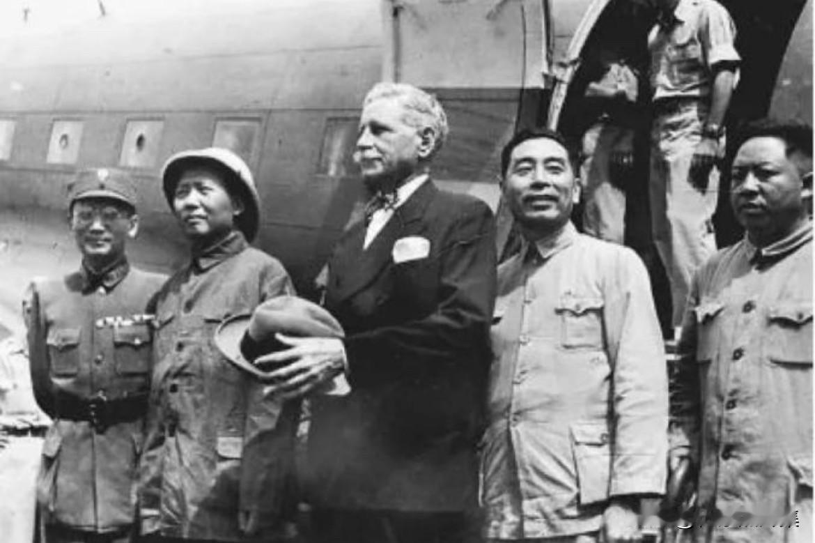 1945年8月30日，毛泽东、周恩来赴重庆谈判已逾两日，谈判内外交锋正酣。周恩来