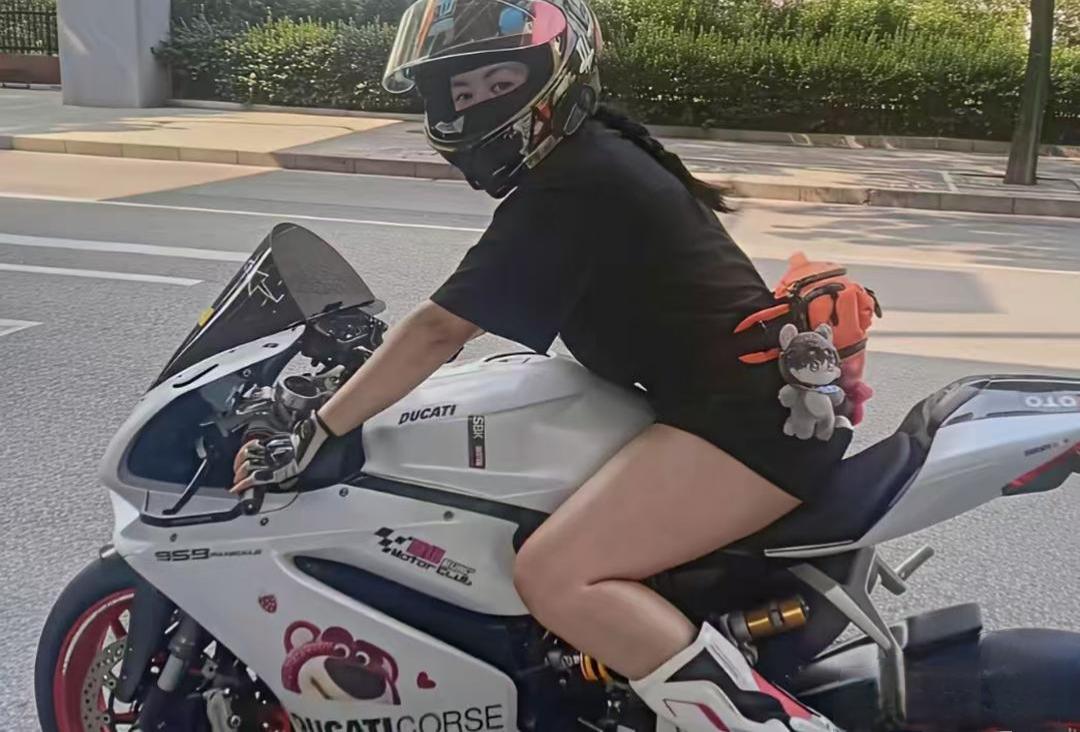 北京23岁机车女孩祝金焕的事，看完让人心里堵得难受。姑娘家境不错，骑的是杜卡迪大