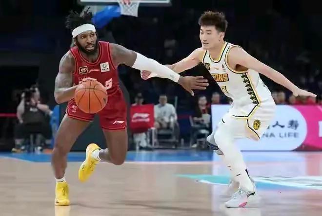 孙铭徽踢飞篮球恐被重罚在比赛结束哨响，北汽获胜，广厦队孙铭徽恼羞成怒，一脚将篮