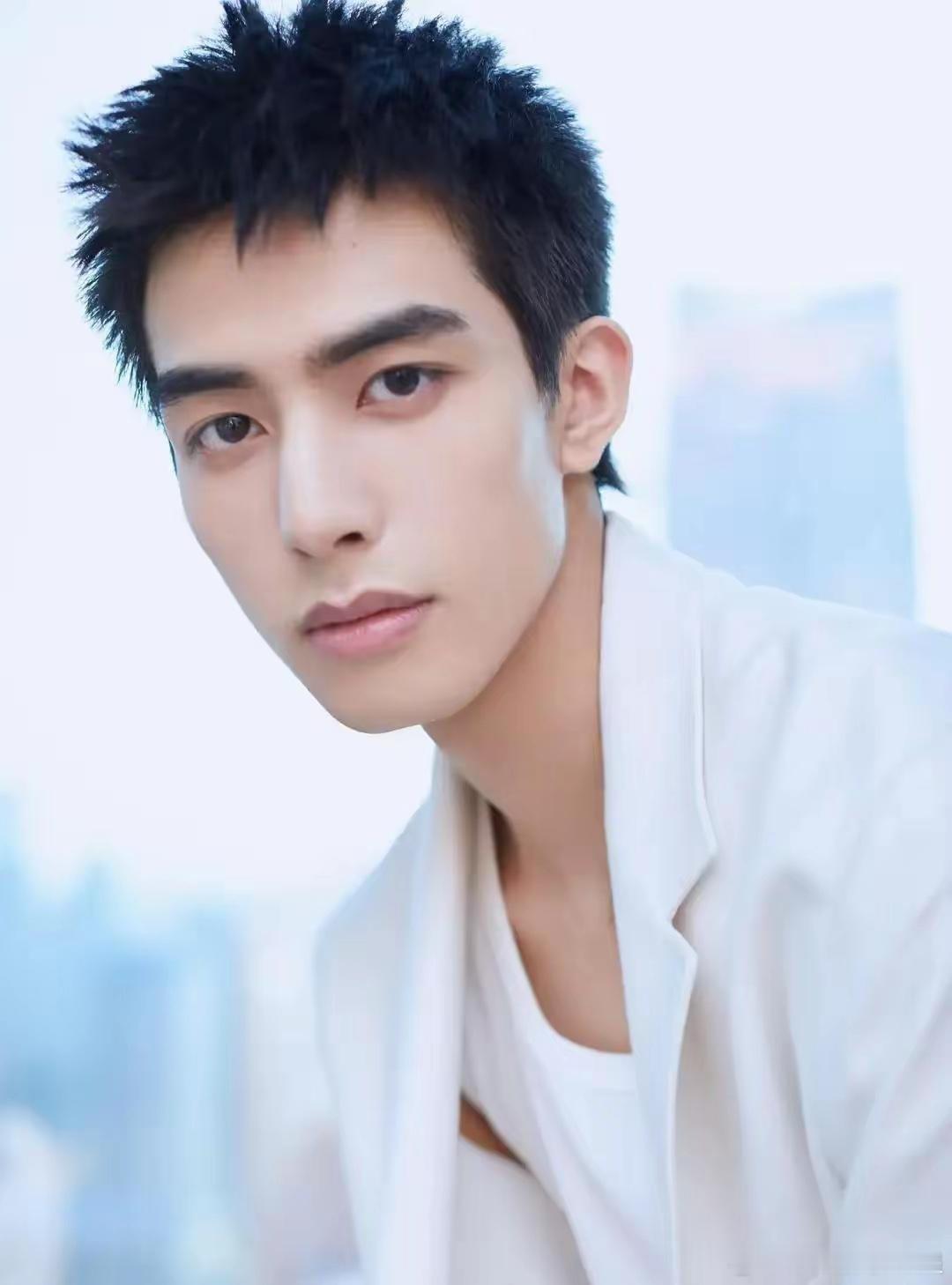 3年0综艺，他亲手掐断顶流路宋威龙微博停更78天，粉丝掉了17万。同期成毅靠《奔