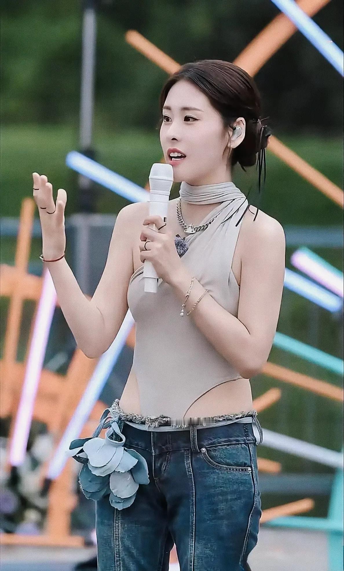 终于懂了华晨宇的“不自信”：张碧晨凭《小半》再出圈，国民度差距太明显以前总