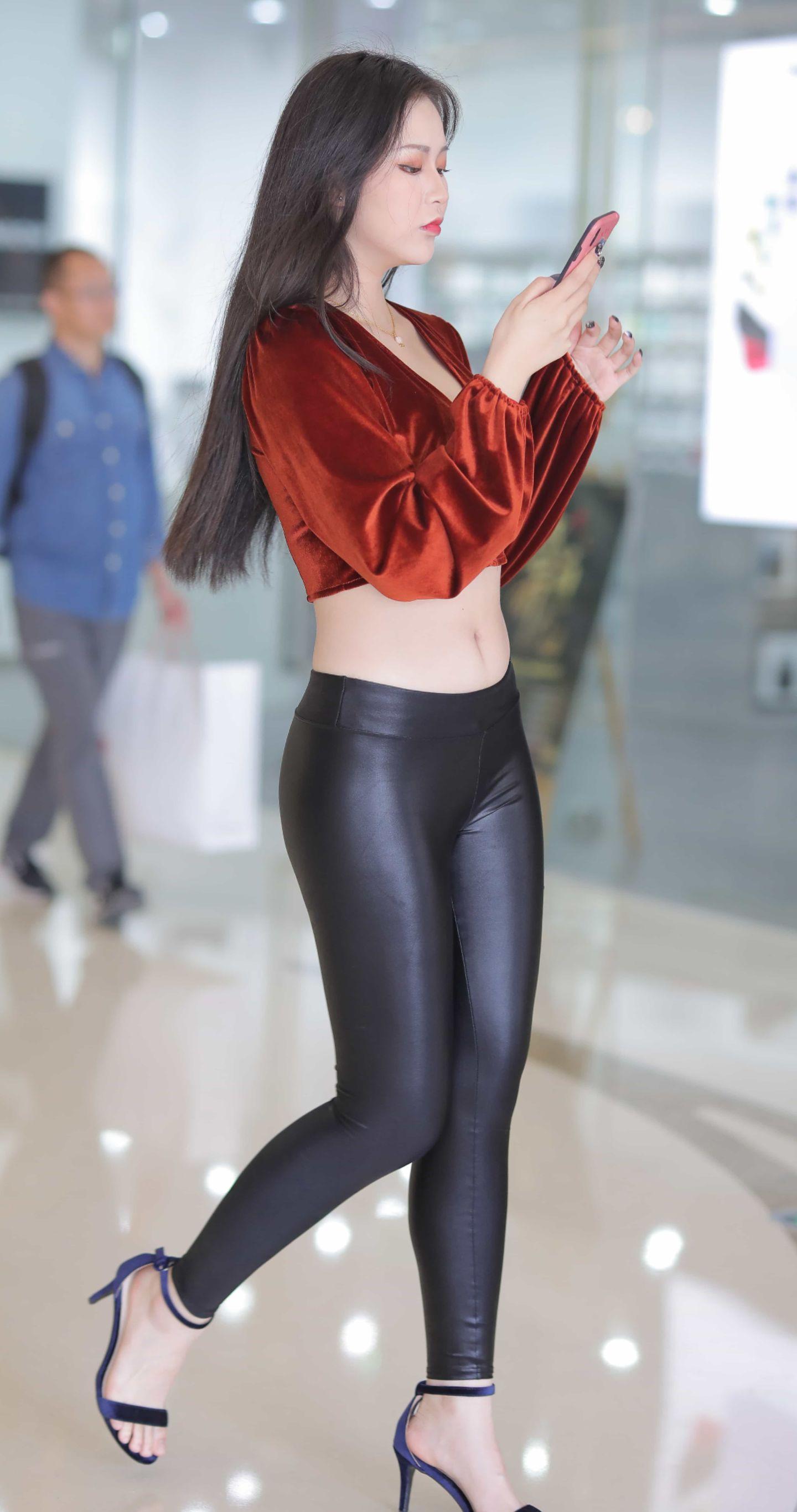 帮女客户调试新买的投影仪，拉上窗帘后客厅光线很昏暗。