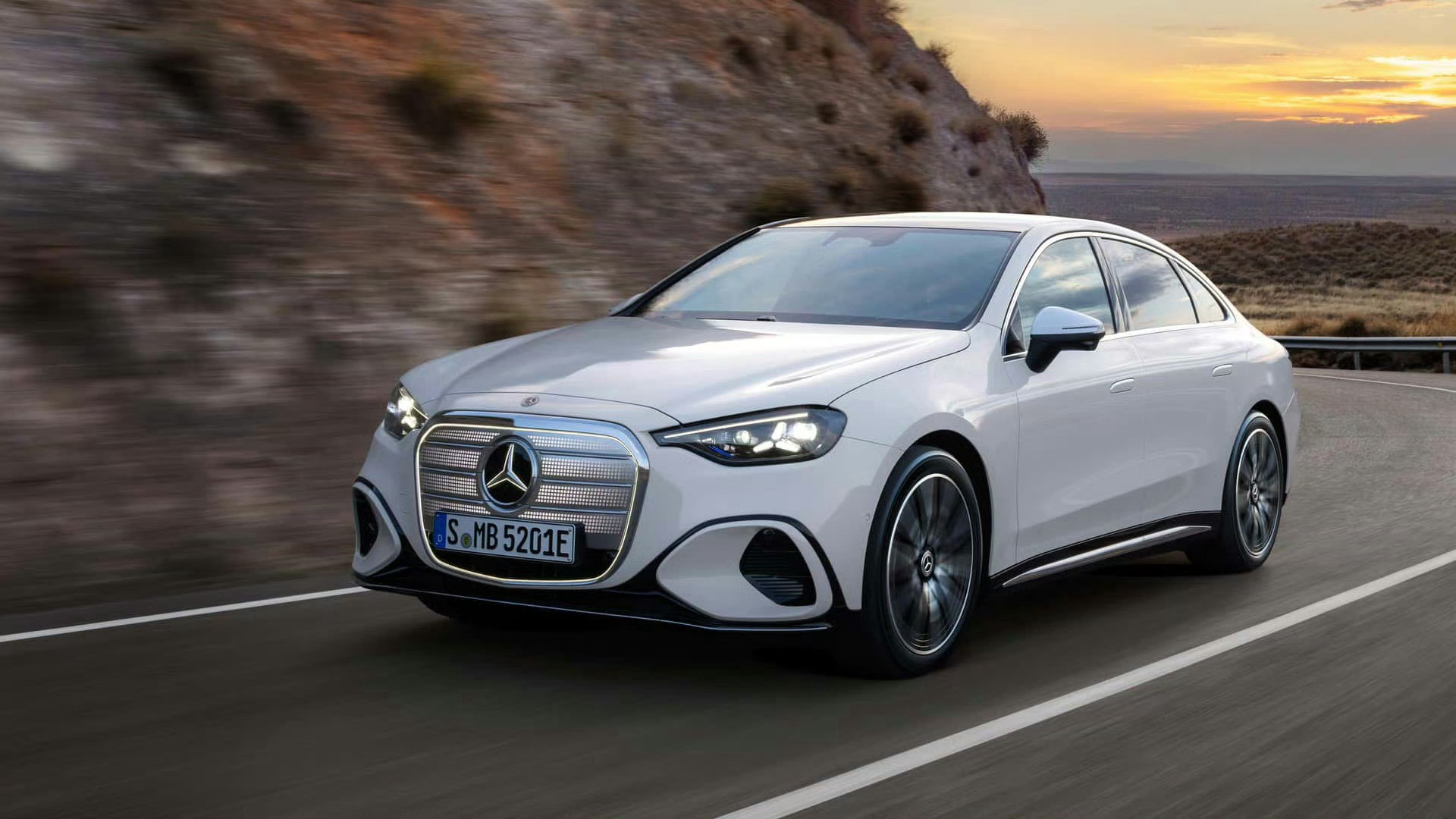 对此你更喜欢哪个？奔驰这张前脸，感觉是哪个很丑的昆虫，要不就是奥特曼里的哪个怪兽