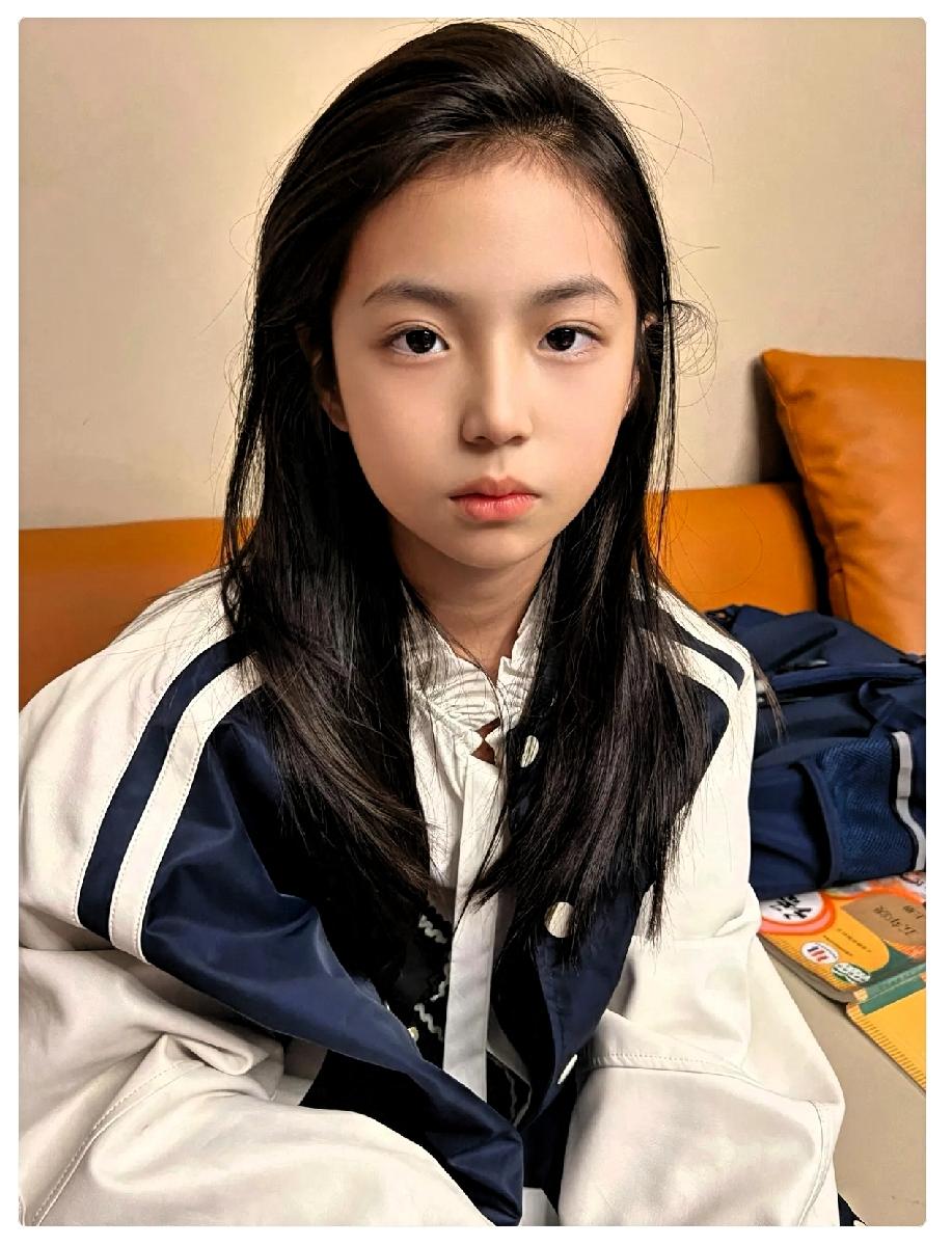 我闺女一直不和她姑姑说话，原因就是三年前闺女在姑姑家住，姑姑丢了1000块钱，当