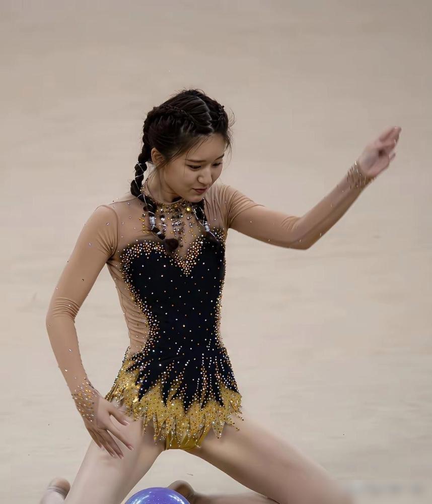 别瞎传那所谓的赵露思大尺度体操视频了。那是2015年体育舞蹈赛选手的比赛画面，跟