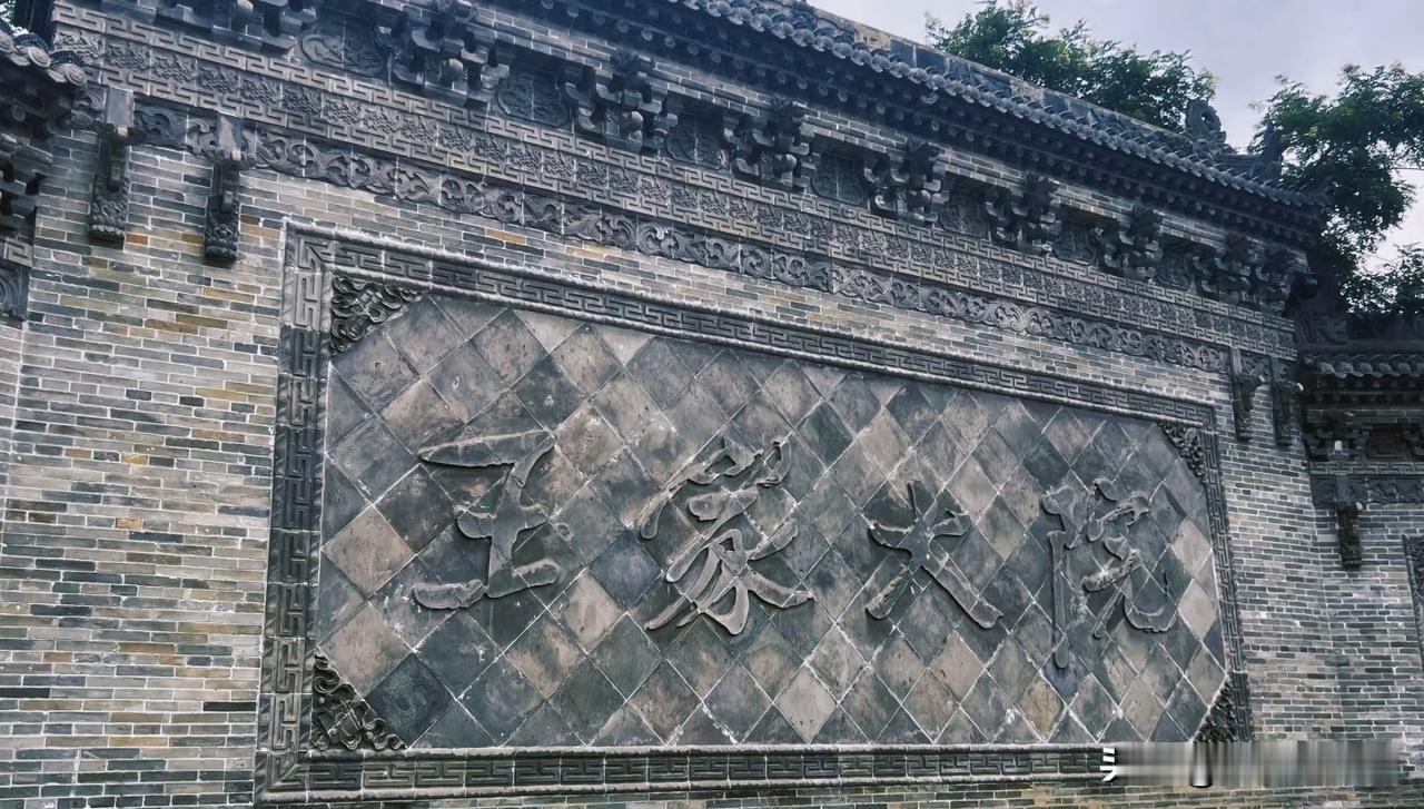 山西王家大院50块钱的门票，结果几乎每个小院里都塞满了做生意的，要不就是到处摆着