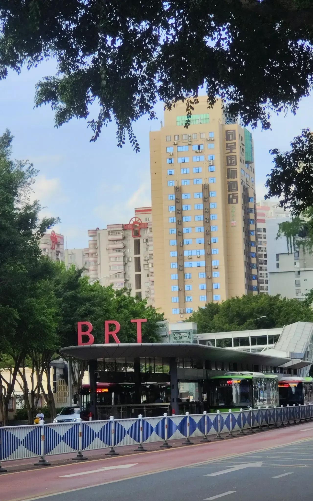 在南宁民主路有一个较为特殊的公交站，这个公交站和其他公交站有所不同，它位于路中间