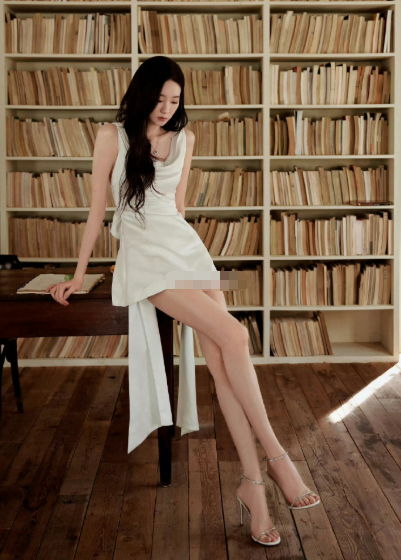 这哪里是在拍照，分明是在编织一个夏夜的梦。张艺凡站在海浪声里，手中的光晕为她镀上