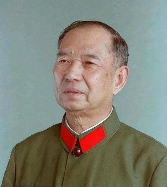 1982年，开国少将尤太忠视察部队，见一副团长好生眼熟，暗骂一句大事不好，立刻打