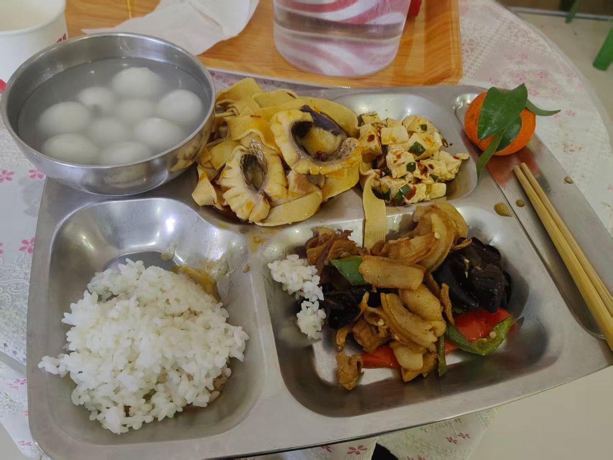 媳妇在婆家的厨房里忙活，丈夫在客厅陪他爸妈看电视。年夜饭的碗还没洗完，那边已经