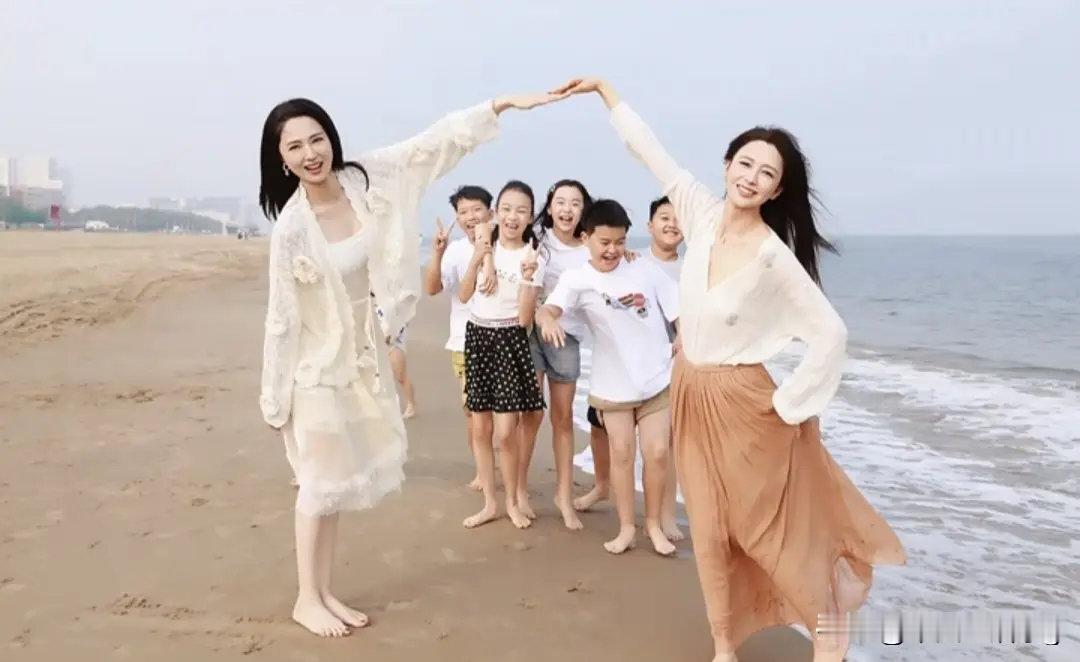 董璇佟丽娅又带娃去玩了！俩妈海边搭拱门，孩子们排队钻，好欢乐​