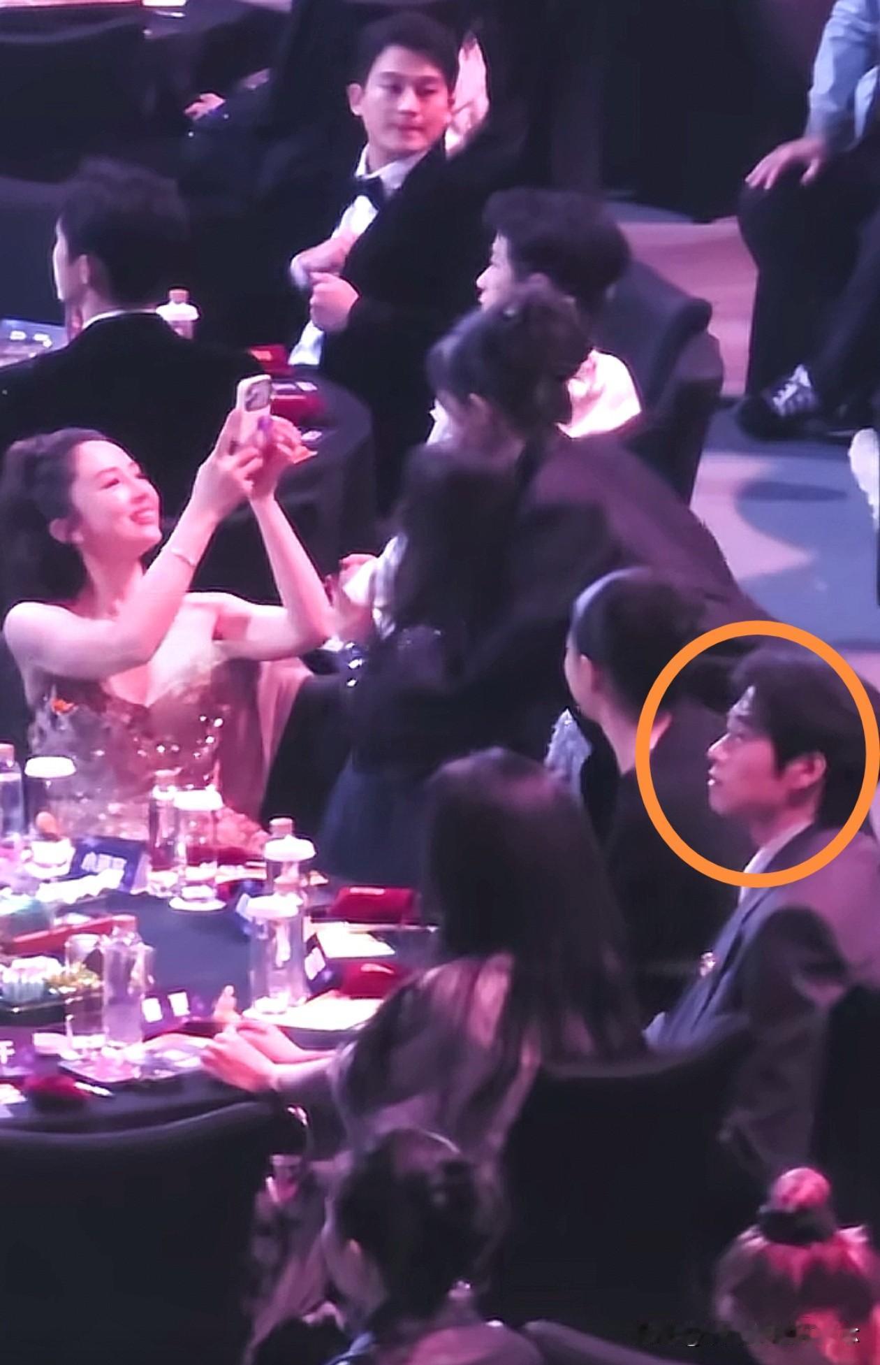 爱奇艺尖叫之夜，小酒窝成功和杨幂合影，有谁注意到旁边的魏大勋，连头都没有转