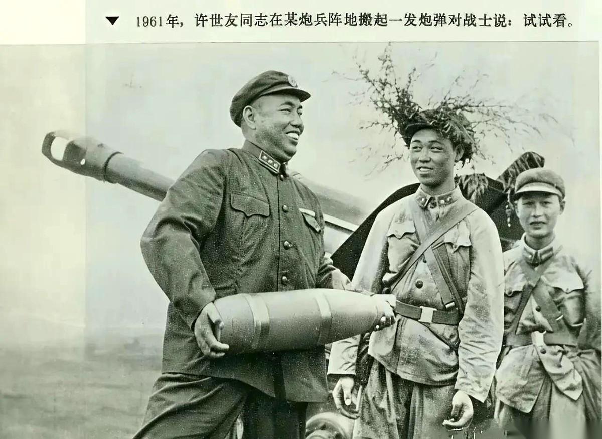 就这张照片。一个50多岁的大叔，扛着一个80多斤的炮弹，看那架势，还挺轻松。