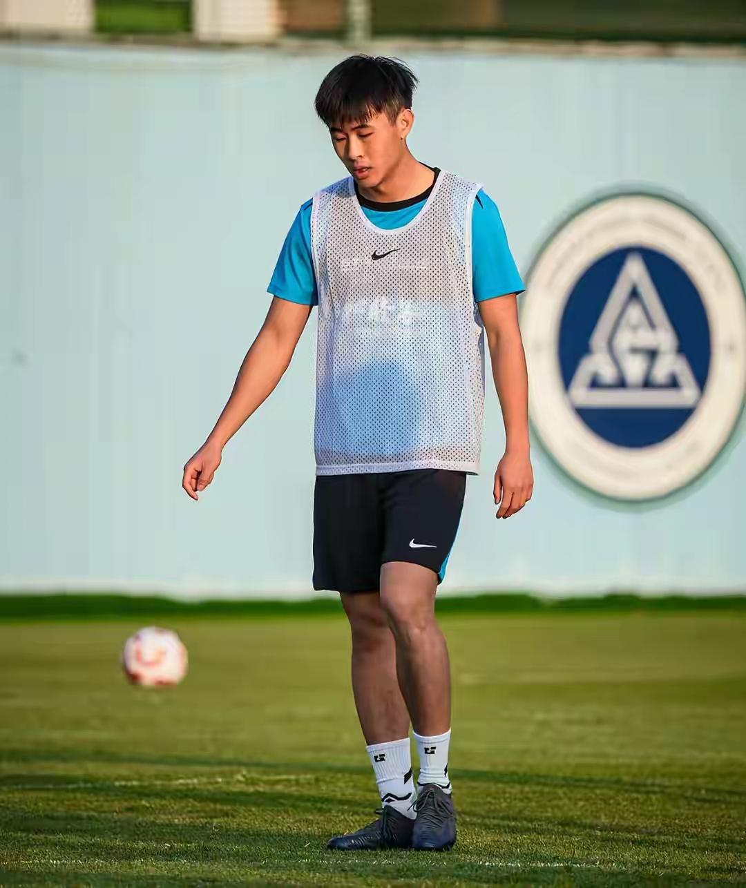 今晚看到戴伟浚发的动态了。他发了训练照片，说2026年正式开始。字里行间