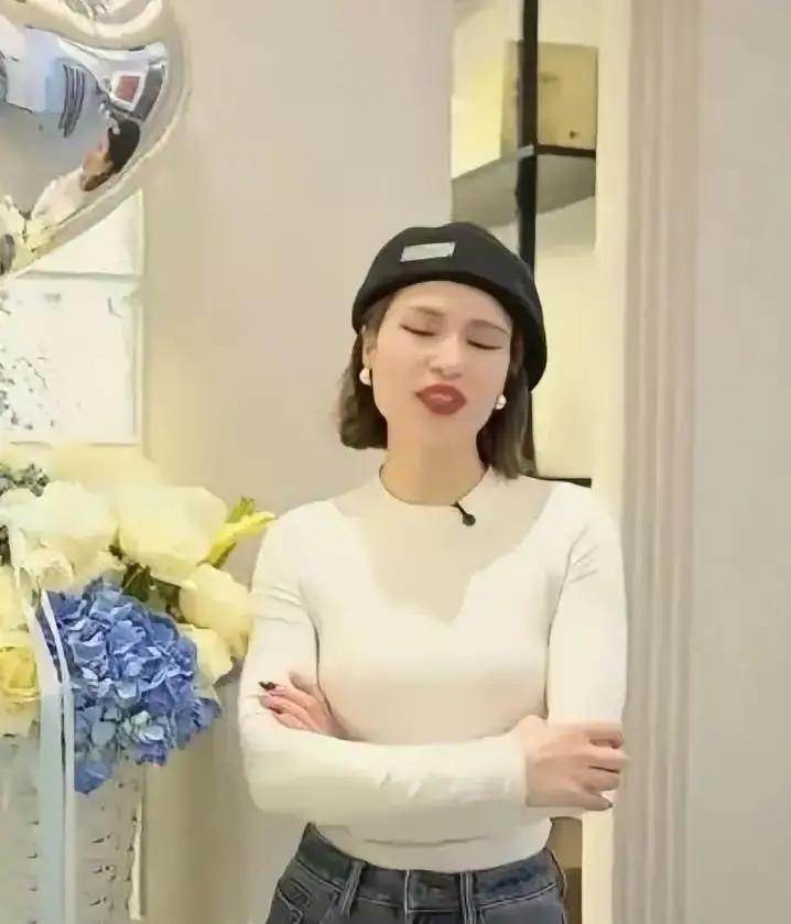 场子哥蹲了七年出来第七天把俩女人关在门外自己缩在出租屋当鸵鸟。抖音上他穿旧夹克