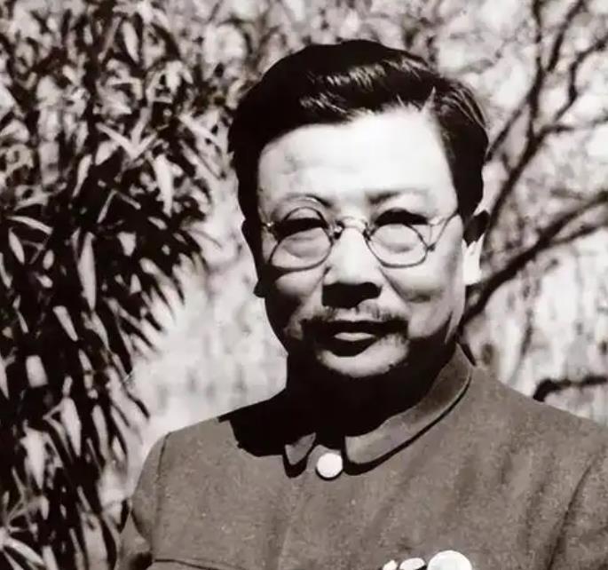 1937年，李克农外出散步，一个戴草帽的老农朝他扔了一个纸团，直到他弯腰