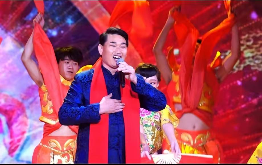 有一回，某乡镇庙会请朱之文去演出，预算紧巴巴的。经纪人劝他：你趁现在还这么火，涨