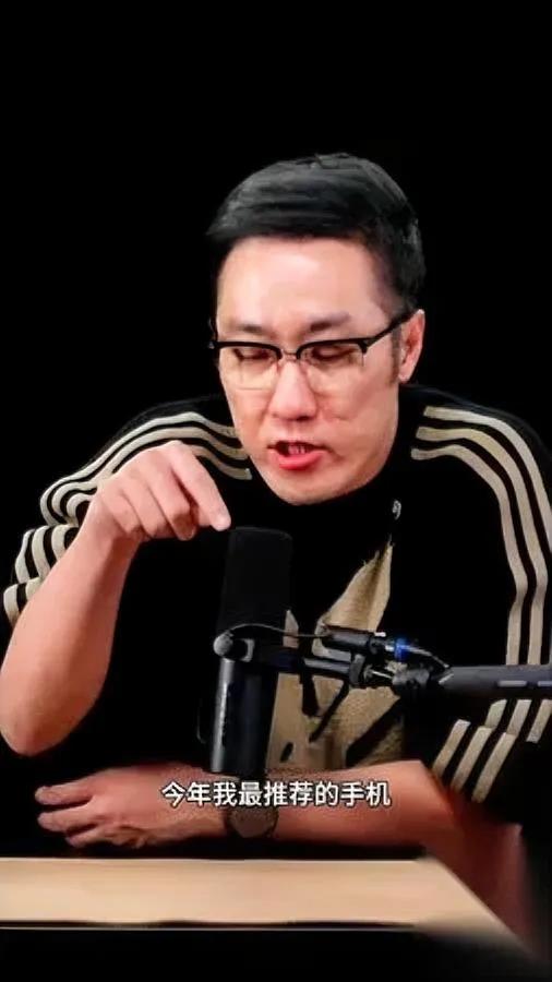 我靠，这画面太魔幻。王自如，2025，举着……锤子T1。我以为他下一秒要