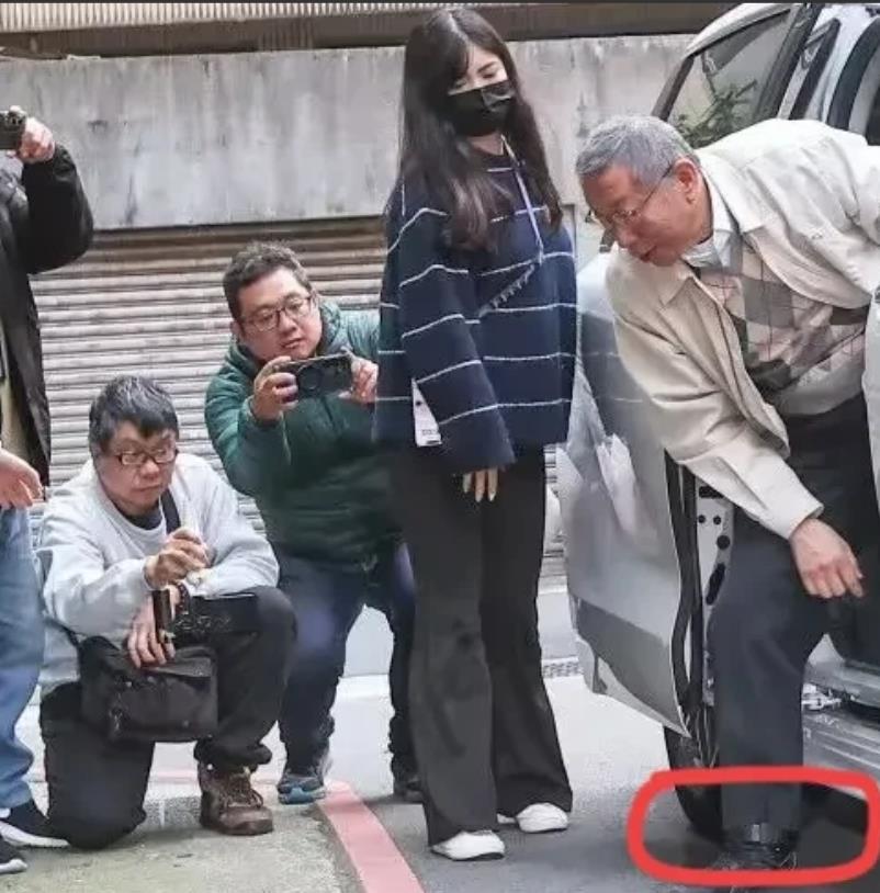 柯文哲昨天下午交保离开台北地方法院时，已经佩戴上了电子<em>脚镣</em>，如果是穿宽松长裤，不