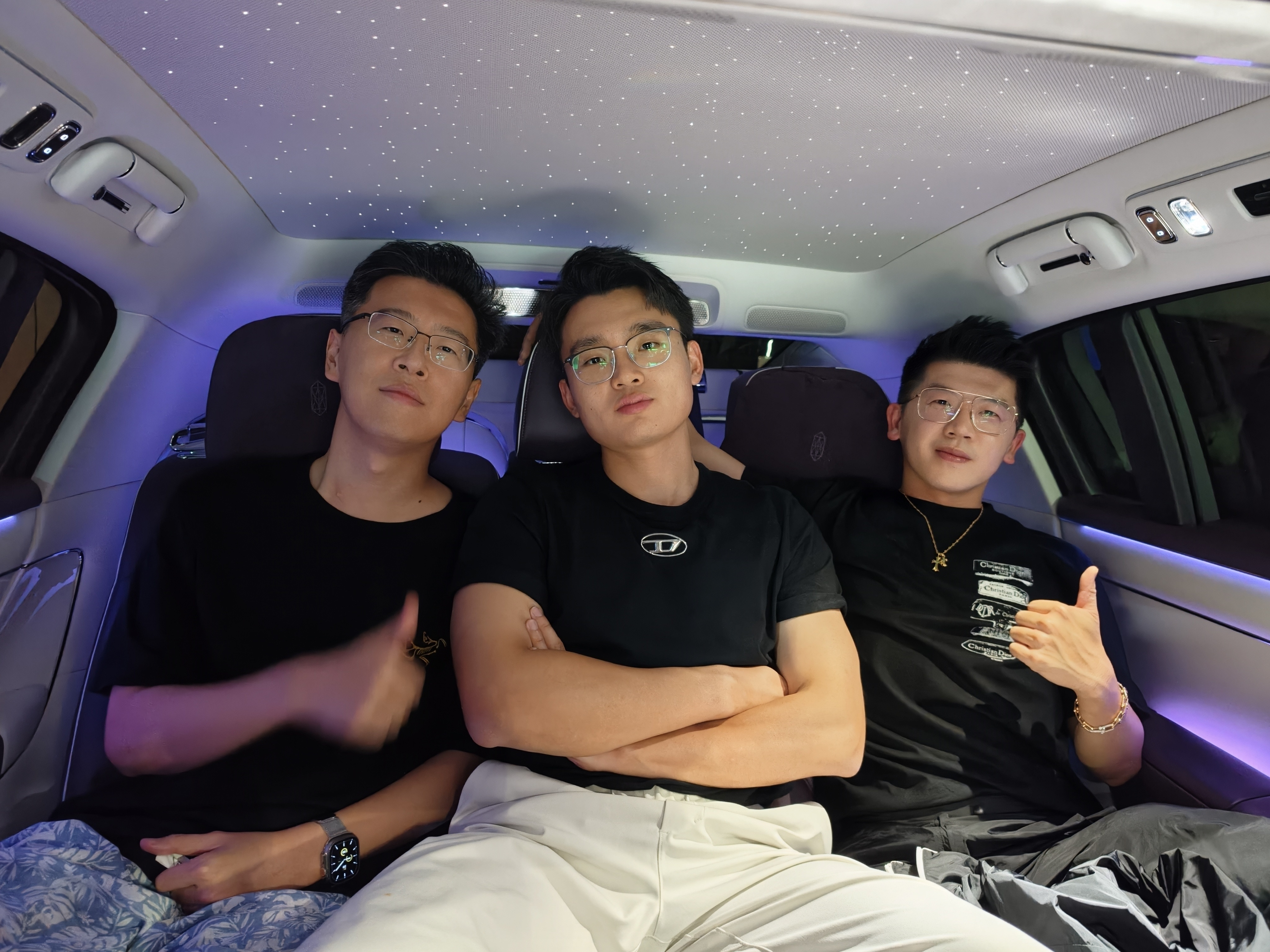 不是，我本来想的是买五座，旁边能坐俩秘书的…………​​​