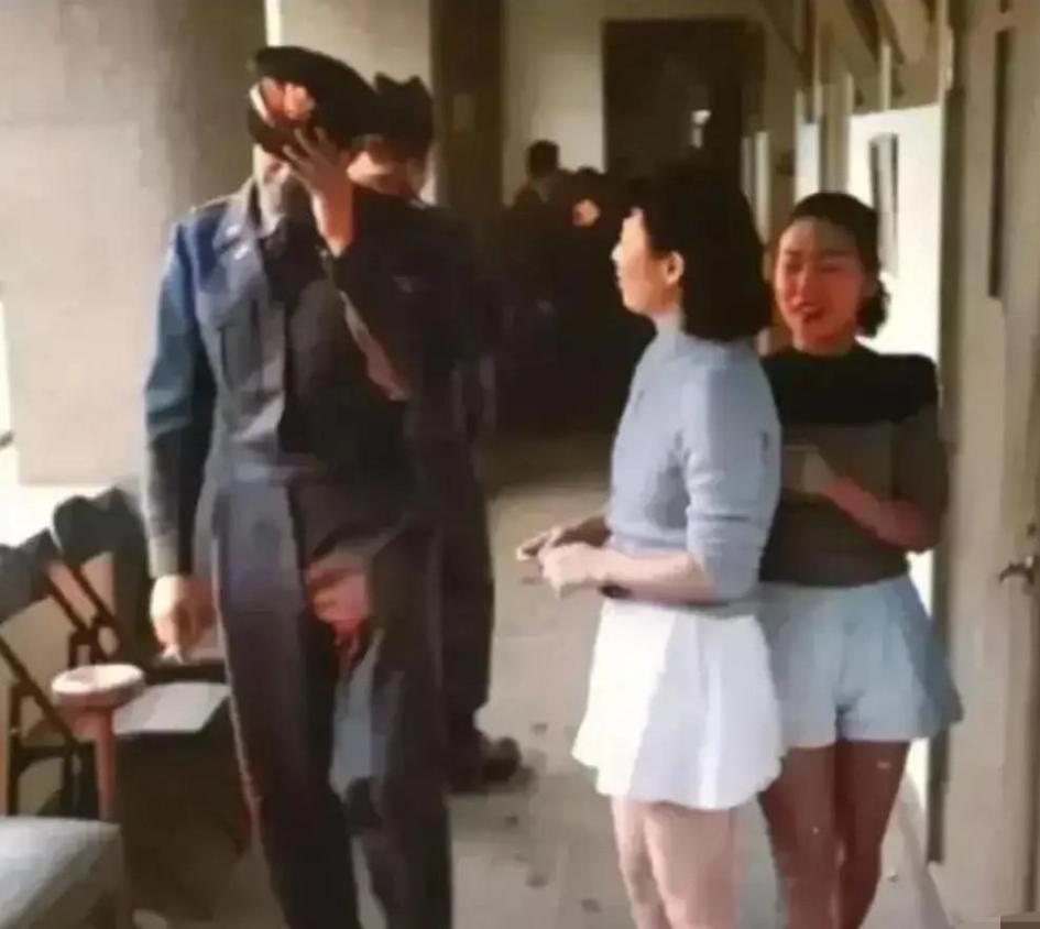 1946年东京，一名美军士兵慌乱拉低帽檐。他仓皇逃离的建筑物，门前两