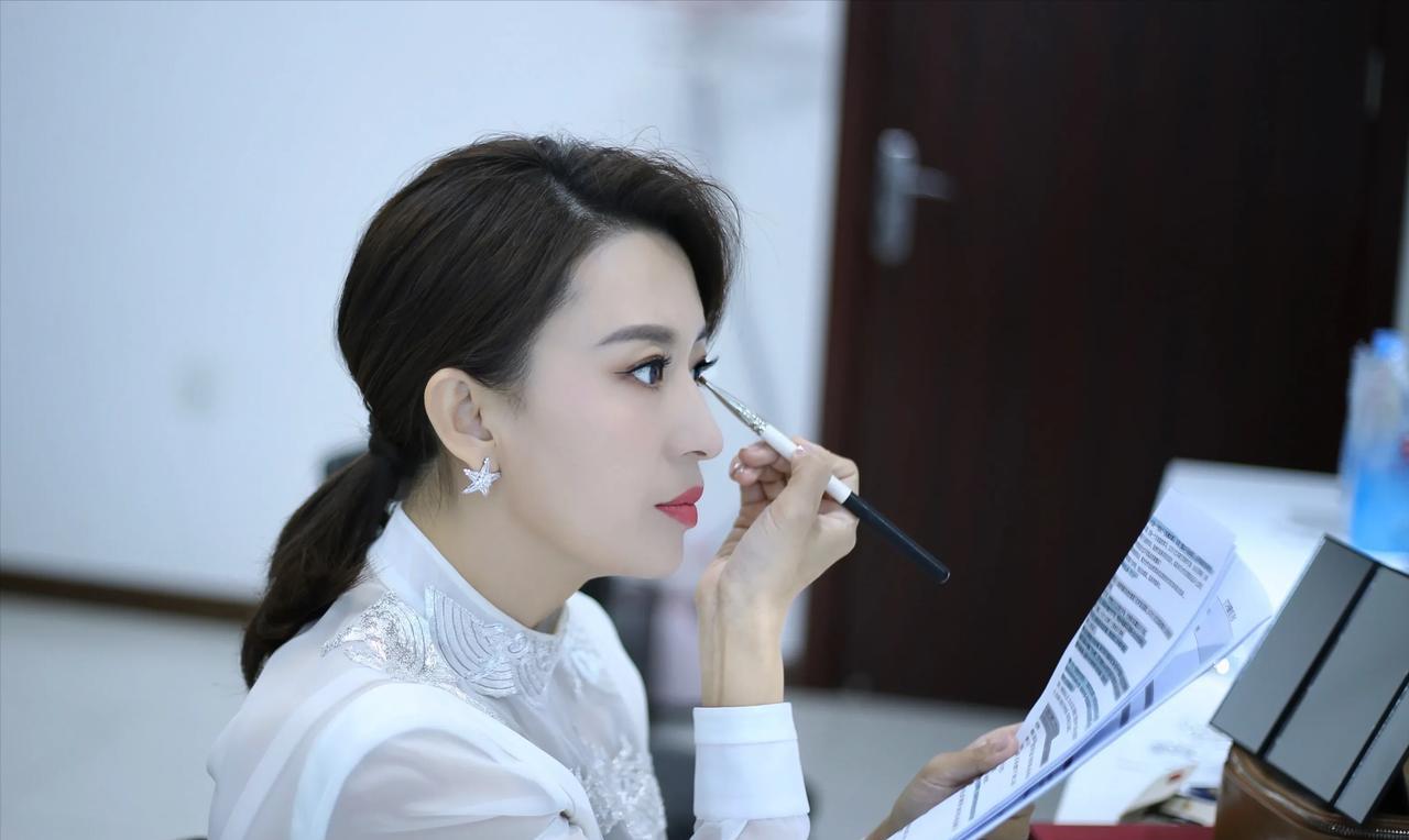 央视女主持人们的办公室拍照，原来私下与普通打工族并没多大区别啊！照片中，央视美