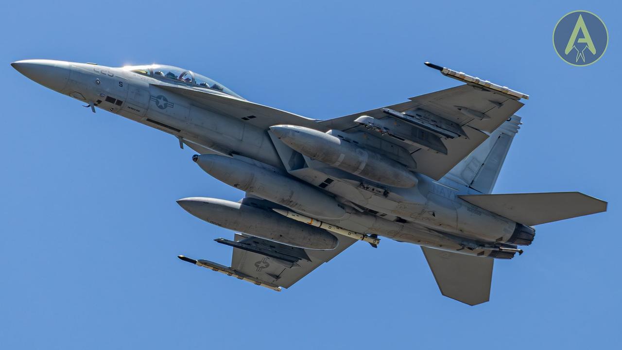 美国新一代AIM-260空空导弹开始测试！ 据报道，美军一架F-18F战斗机