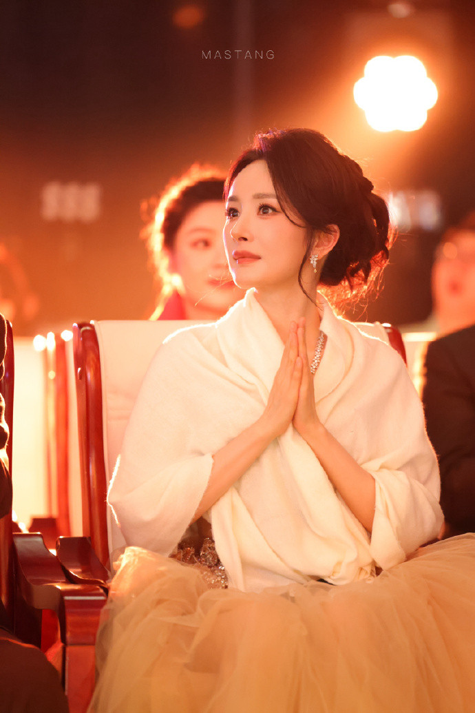 杨幂妈幂我一秒就懂了——这不是什么新梗，这是幂姐2026年最出圈的“人设”升级
