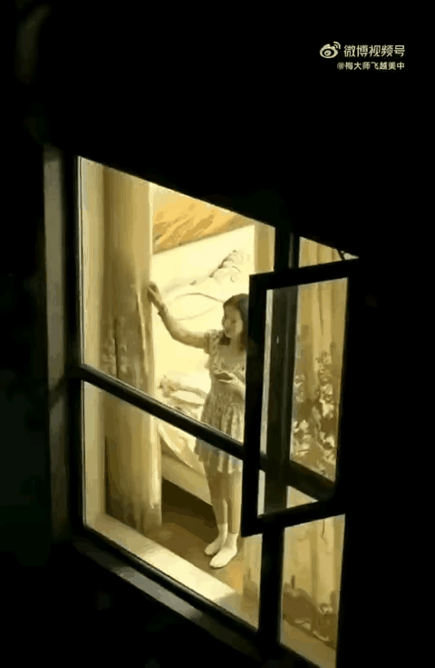 你猜女子拉窗帘时看到了什么，怎么突然高兴起来。