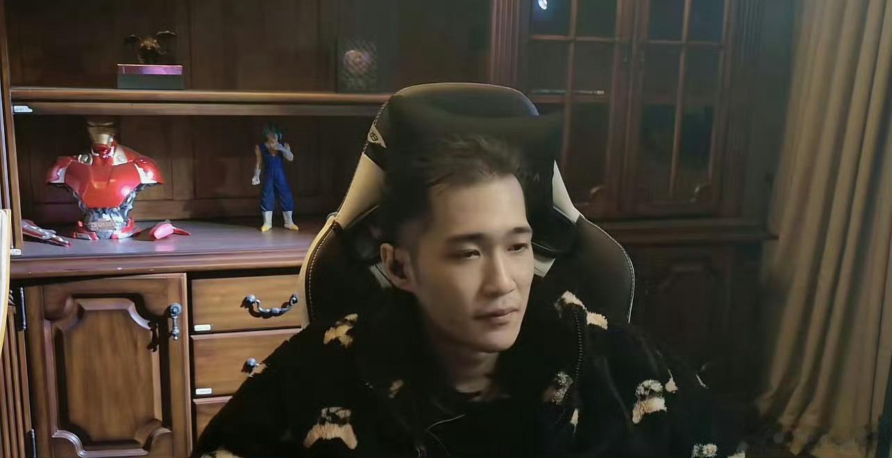 p神：16平台到时候天梯冲榜，前面的人会有一笔不菲的奖金，到时候很可能会出现6.