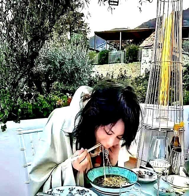 王菲把十几万的爱马仕塞满大葱当买菜包，转身却背个几十块的帆布袋，你真以为她是在玩