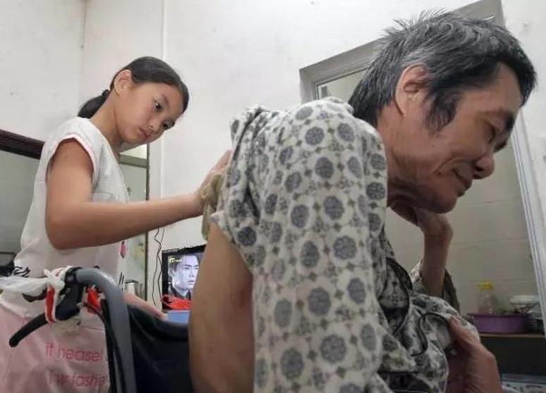 2006年，广东一名男子在医院陪护流产的妻子，外出抽烟时捡到一名女弃婴。夫妻俩满