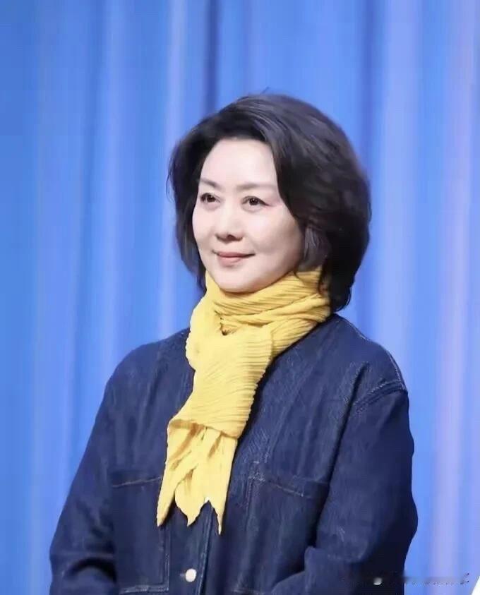 这是气质最好的一个女演员，60岁了还这样的精致迷人，满脸皱纹，皮肤黝黑，身材发福