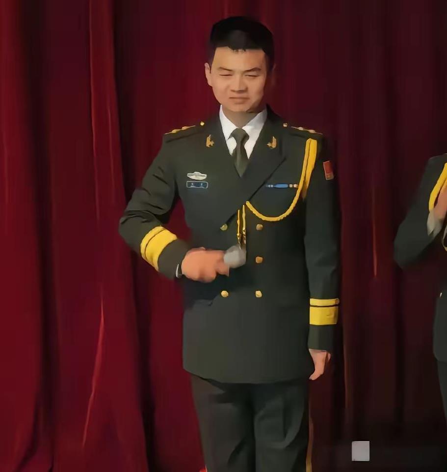 伟真是个谜。明明军校毕业12年，按年限已从排长升到少校，每一步都踩在军官晋升的节